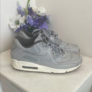 Nike Air Max Gray Sneakers with Textured Design Women’s 8.5